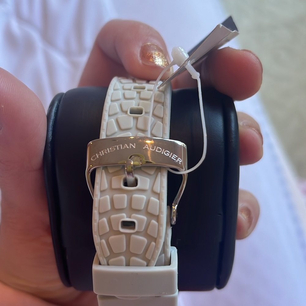 Watch - Picture 4 of 5